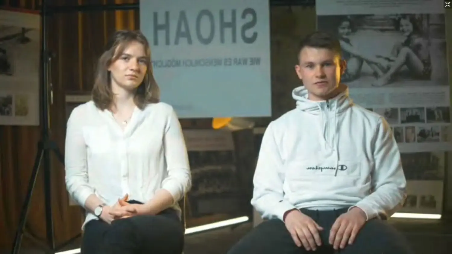Schülerinnen und Schüler des Georg-Mendheim-Oberstufenzentrums in Oranienburg führten in die „Shoah“-Ausstellung ein.