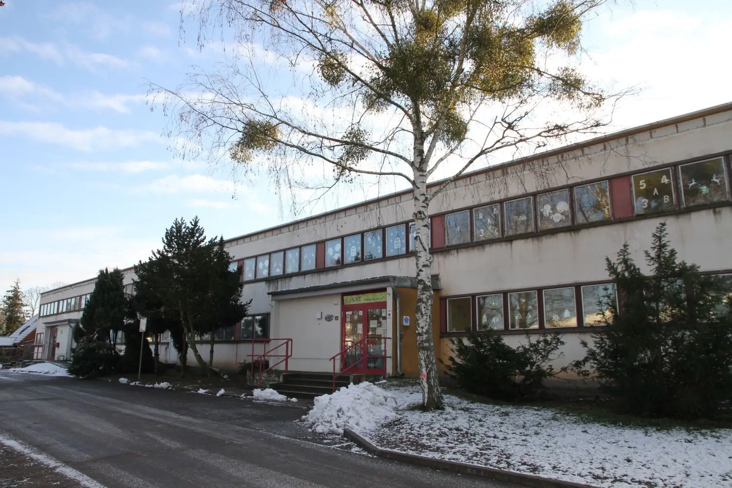 Eines der wichtigsten Projekte 2021: Im Kita-Haus II in Neuhardenberg sollen die Fenster erneuert und im Erdgeschoss eine Bürgerservicestelle eingerichtet werden. Dafür muss die Tafel-Ausgabe erst noch einen anderen Platz finden.