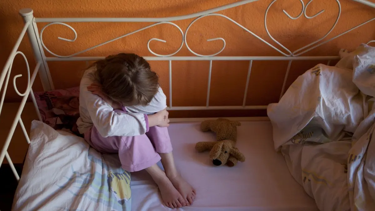 Zuhause ohne Trost: In 397 Fällen hat das Barnimer Jugendamt im Jahr 2020 Vernachlässigung von Kindern und Jugendlichen festgestellt. Hinweise auf Kindeswohlgefährdung im Sinne von psychischer beziehungsweise körperlicher Misshandlung bewahrheiteten sich in 388 Fällen (Symbolbild).
ILLUSTRATION - Ängste, Bauchschmerzen, Rückzug: All das sind Anzeichen dafür, dass Kinder mit einer Situation überfordert sind. Foto: Silvia Marks/dpa-mag - Honorarfrei nur für Bezieher des Dienstes dpa-Magazin +++ dpa-Magazin +++