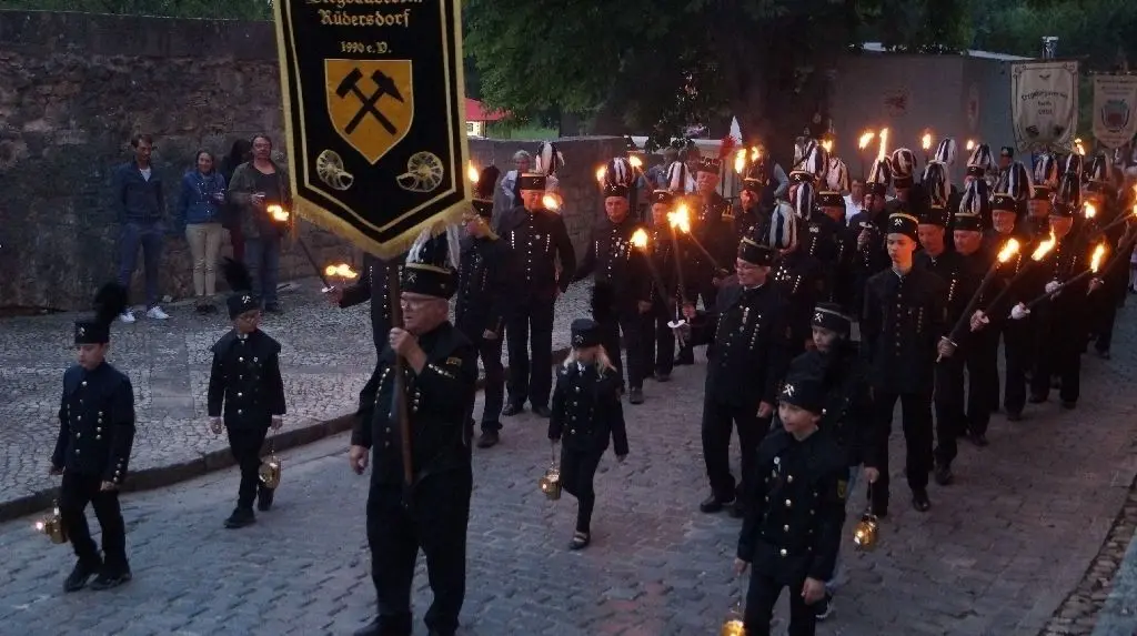 Aufzug der Bergleute mit Geleucht: Anschließend folgten Zapfenstreich und Konzert der Rüdersdorfer Bergkapelle.