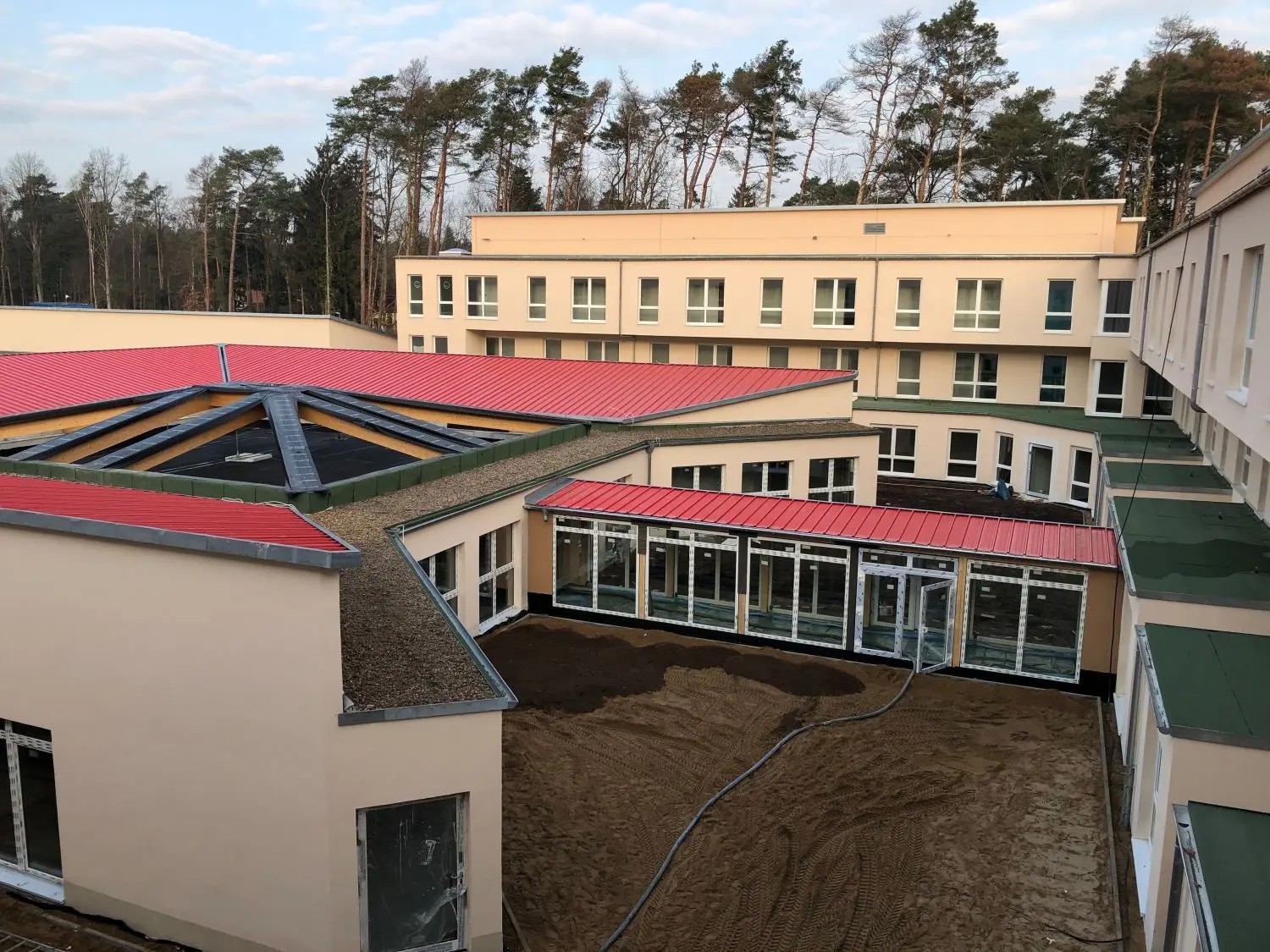 Es geht voran: Blick auf Unterkünfte und Bauteil 2 der künftigen Kindernachsorgeklinik, das ein Glasdach bekommt