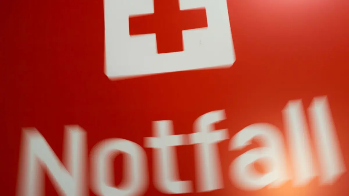 Herzinfarkt und Schlaganfall gehören zu Erkrankungen mit der höchsten Sterblichkeit. Hier muss schnell gehandelt werden. Jede Minute zählt. Doch in Ostprignitz-Ruppin bleibt die für den Rettungsdienst vorgeschriebene Hilfsfrist von 15 Minuten schonmal auf der Strecke. Das sind die Gründe. (Symbolbild)
ARCHIV - 03.02.2020, Bayern, München: Ein Schild mit der Aufschrift «Notfallzentrum» steht an der Notaufnahme des Klinikum Schwabing. Sepsis gehört neben Herzinfarkt und Schlaganfall zu den Akuterkrankungen mit der höchsten Sterblichkeit. (zu dpa «Verstärkte Forschung zu Sepsis gefordert - Kongress in Weimar») Foto: Lino Mirgeler/dpa +++ dpa-Bildfunk +++