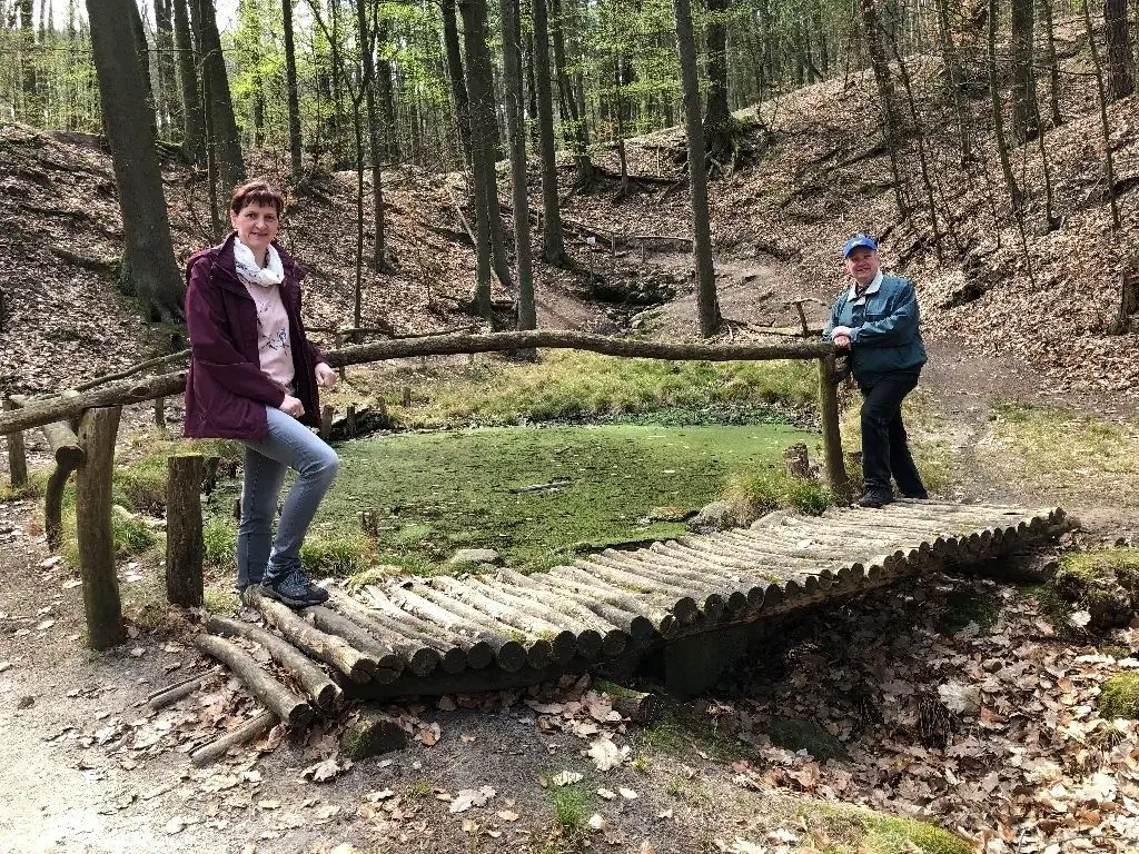 Traditionsreich: Ronny Langas vom Heimatverein und Ortschronist Gert Hentze an der Langewahler Quelle.