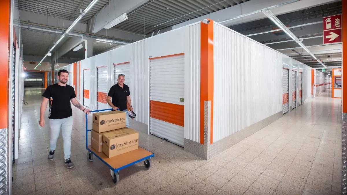 MyStorage-Vorstand Thomas von Ow (rechts) und Sebastian Guter von der Neu-Ulmer Filiale in ihrem Mietlager.⇥
Self-Storage boomt. MyStorage in Neu-Ulm