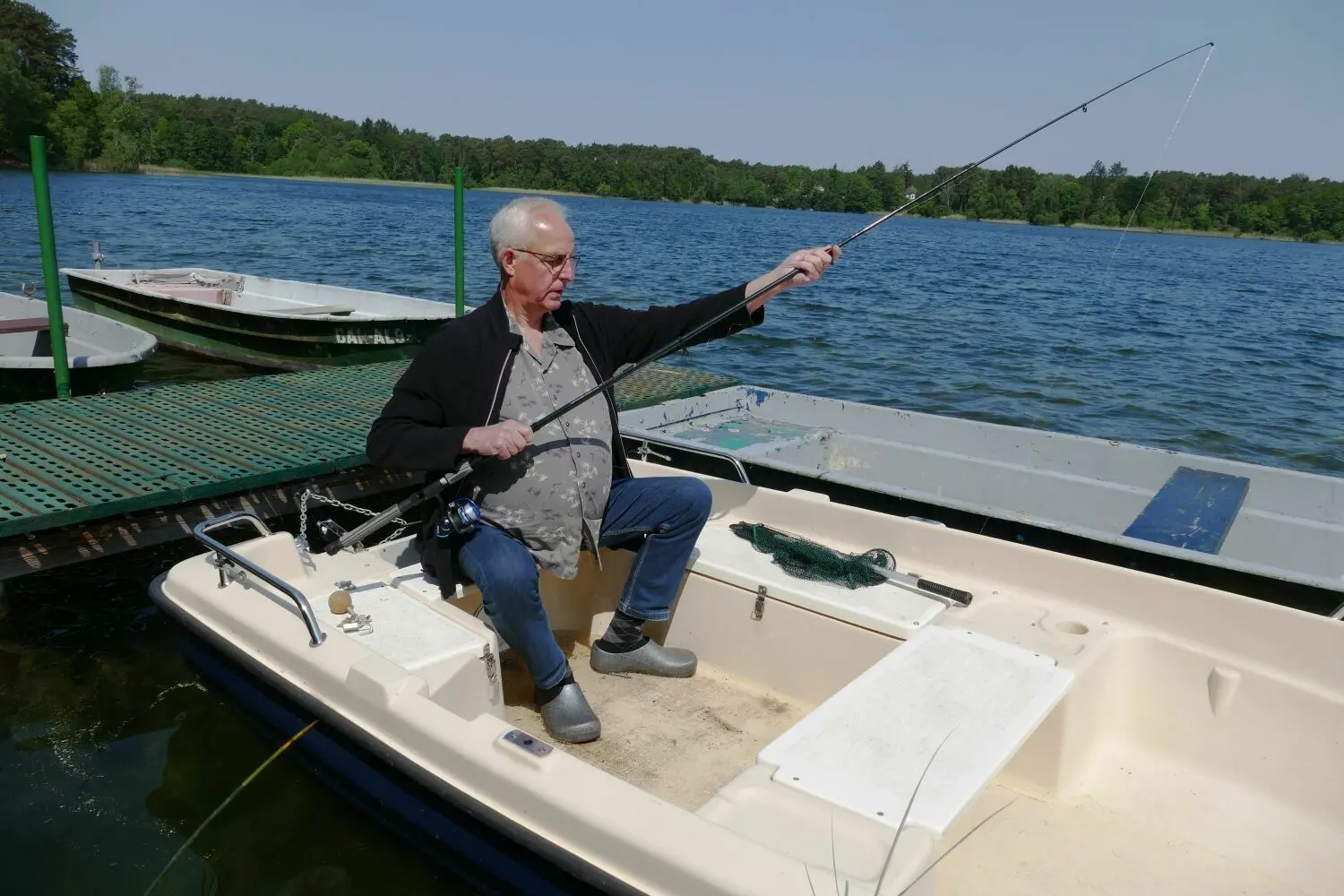 Kleine Vorbereitungen auf dem eigenen Boot: René Hoffmann prüft seine Posenrute, mit der er am Großen Wukensee Barsche und Schleie fangen möchte.