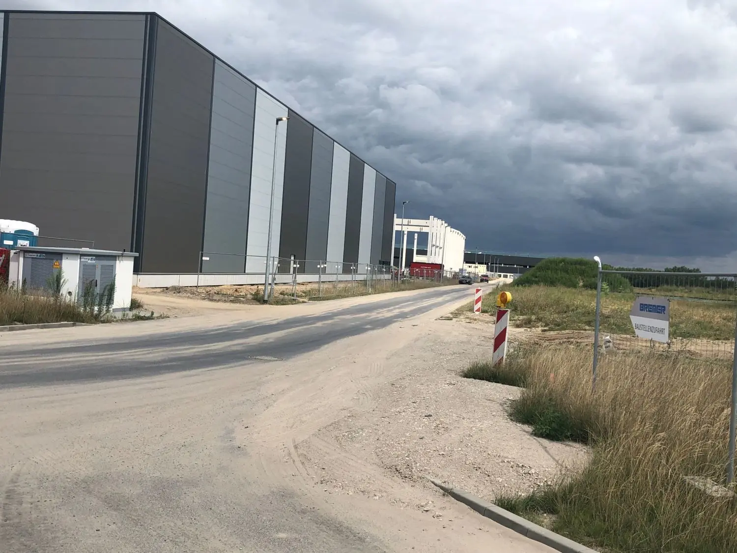 Die Zahl der Hallen und Gebäude erhöht sich jeden Tag.