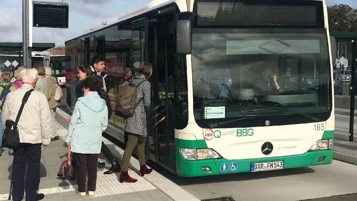 Anstehen vor dem Bus nach Fürstenwalde: Viele Pendler zeigten sich am Mittwoch überrascht.
Sev