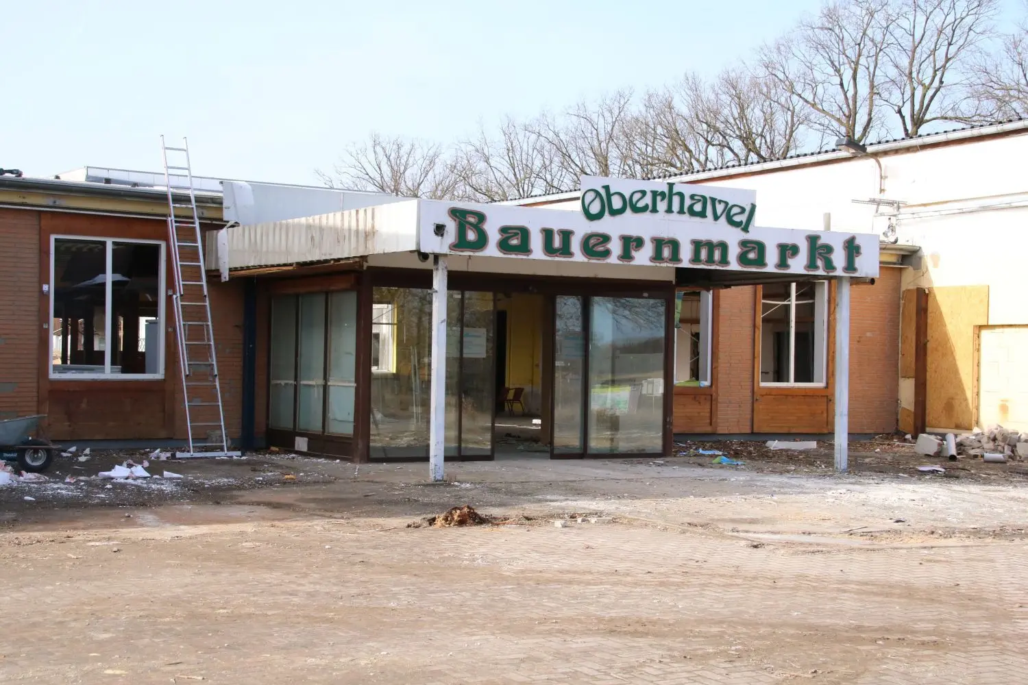 Bis zum Wochenende verschwindet auch der Eingang mit dem charakteristischen Schriftzug.