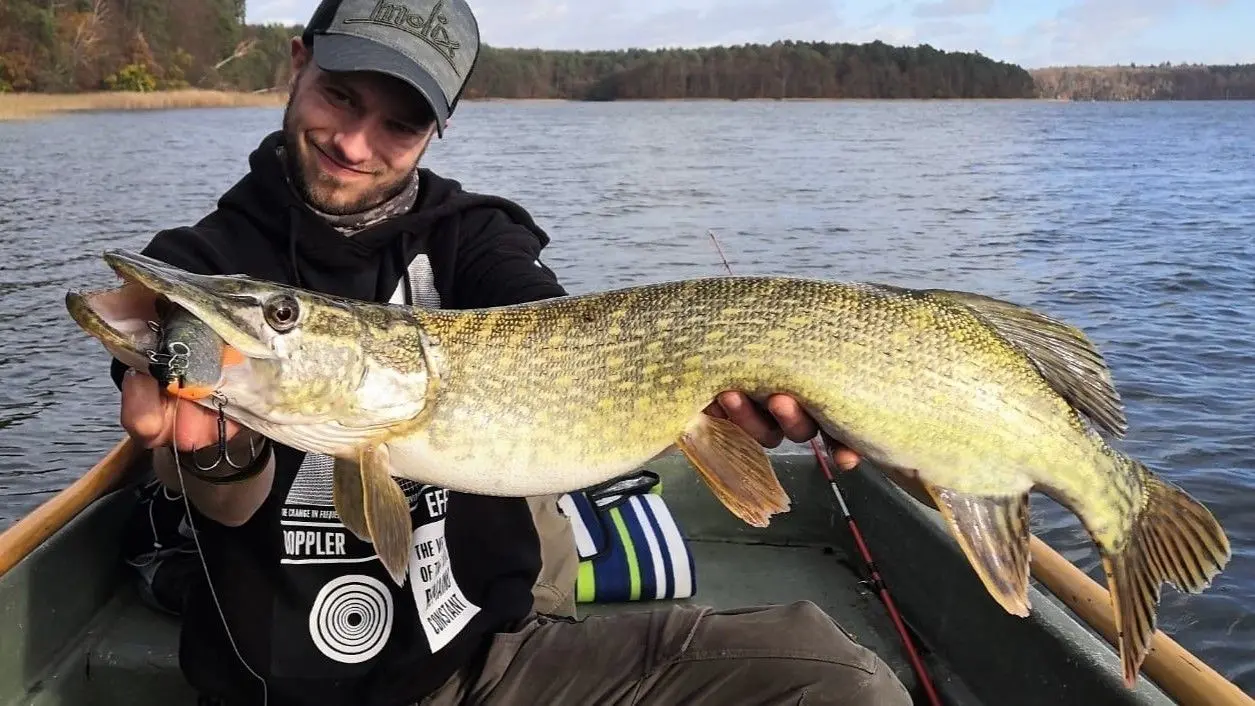 Martin Noack aus Oranienburg holt schon mal einen ordentlichen Hecht aus dem Wasser. Als Angler ärgert er sich aber über verdreckte Spots und Uferbereiche. Dagegen geht er vor.