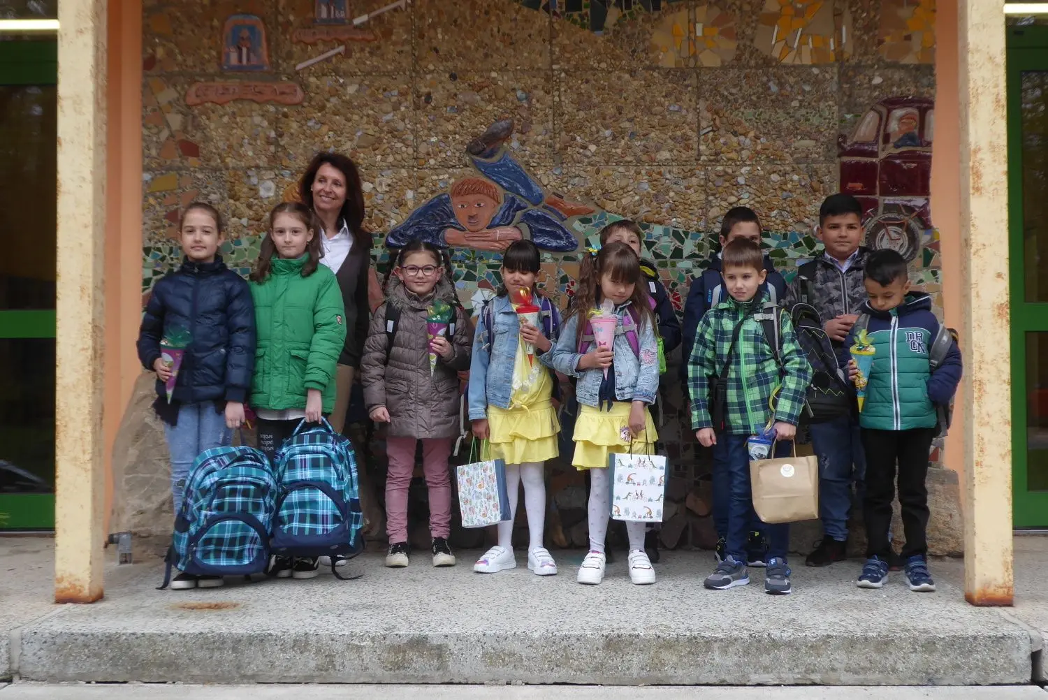 Willkommen an der Wiesenburger Grundschule. Die urkainischen Schüler mit Schulleiterin Susan Lodge.