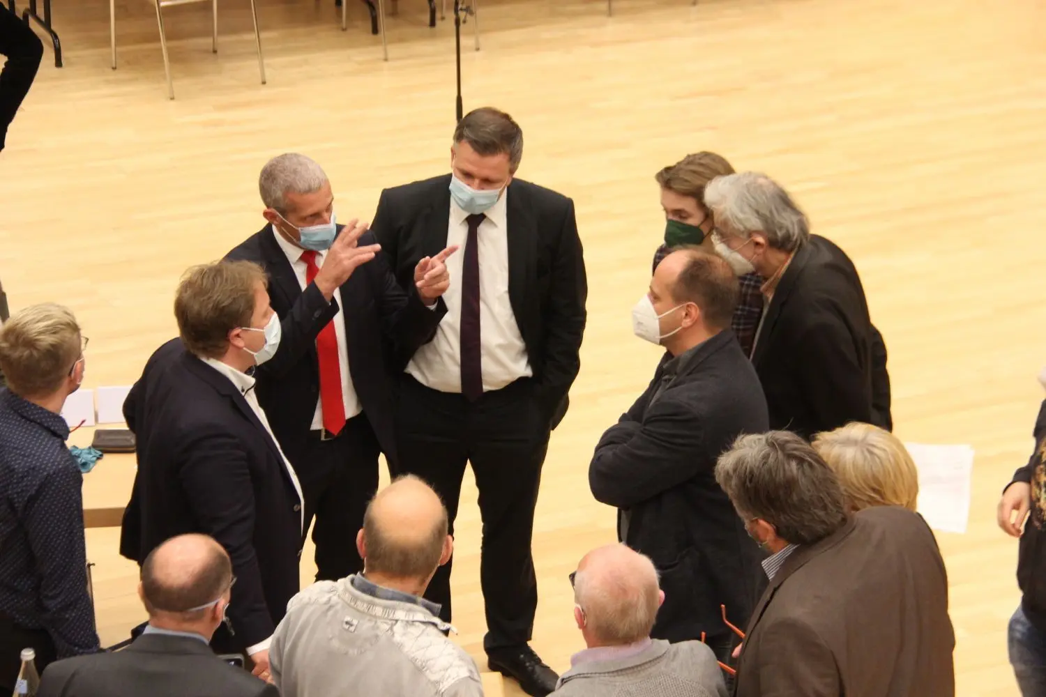 Die Fraktionen von Linke, BVB Freie Wähler und Unabhängige Fraktion OPR einigten sich in Rücksprache mit Sparkassenvorstand Markus Rück und Landrat Ralf Reinhardt auf einen gemeinsamen Antrag zu dem Sparkassen-Filialen im Kreis.