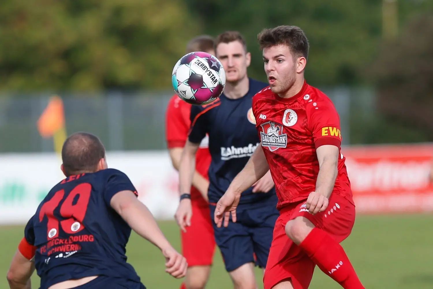 Tobi Labes vor dem Schweriner Henning Leu