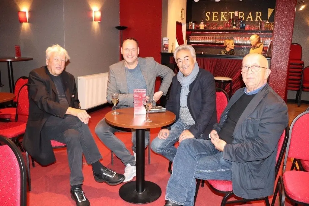 Lud zum Defa-Filmfest: Eberhard Görner (l.). Sein prominenter Gast am Freitag im Hoftheater Bad Freienwalde war Christian Grashof (r.). Er spielte in "Die Zeit der Einsamkeit" einen deutschen Flüchtling, der mit seiner jüdischen Frau nach Frankreich emigriert.
