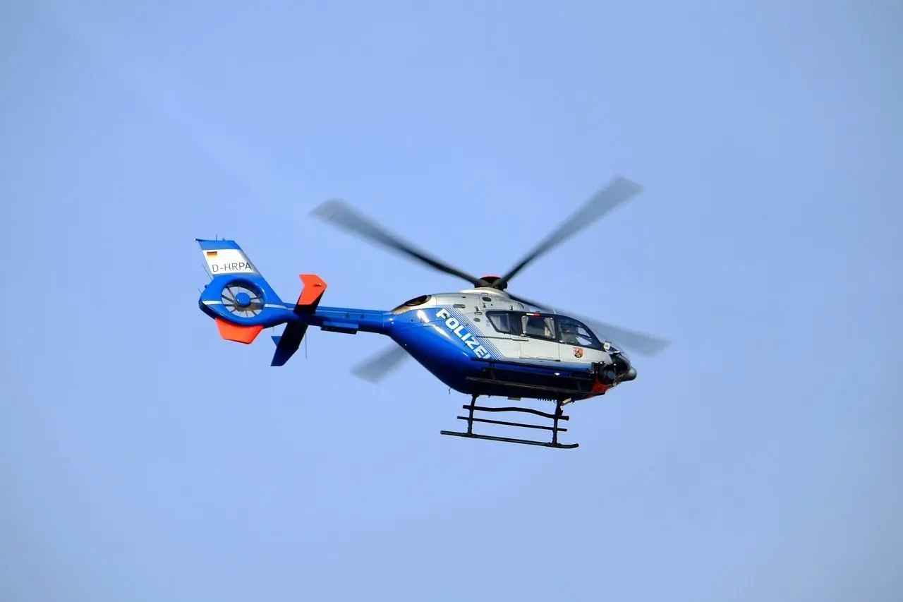 Der Vermisste ist ebenso mit einem Polizeihubschrauber gesucht worden (Symbolbild).