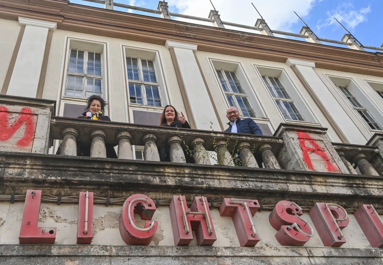 Gute Aussichten: Ulrike Kremeier (l), Direktorin des Brandenburgisches Landesmuseums für moderne Kunst (BLMK), Manja Schüle (M, SPD), Ministerin für Wissenschaft, Forschung und Kultur des Landes Brandenburg und René Wilke (Die Linke), Oberbürgermeister der Stadt Frankfurt (Oder), stehen auf der Terrasse vom ehemaligen Lichtspieltheater der Jugend. Das Lichtspieltheater wurde Anfang des 20. Jahrhunderts als erstes Lichtspieltheater der Stadt Frankfurt (Oder) gebaut. Das frühere Kino soll in den kommenden Jahren zum Frankfurter Standort des Brandenburgischen Landesmuseums für moderne Kunst entwickelt werden.
