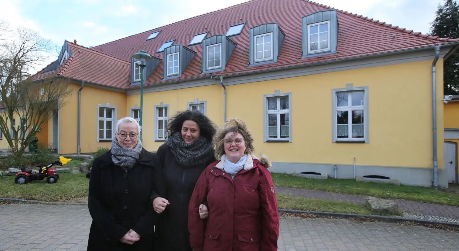 Neuer Kitastandort: Im Haupthaus der Bildungseinrichtung Buckow steht der rechte Erdgeschossflügel derzeit leer. Auf die Neueröffnung einer Landkita freuen sich Antje Richter (v.l.), künftig Leiterin der Einrichtung, Schorfheides Ordnungsamtschefin Peggy Sydow sowie Kerstin Schadow, Kitakoordinatorin der Bildungseinrichtung.