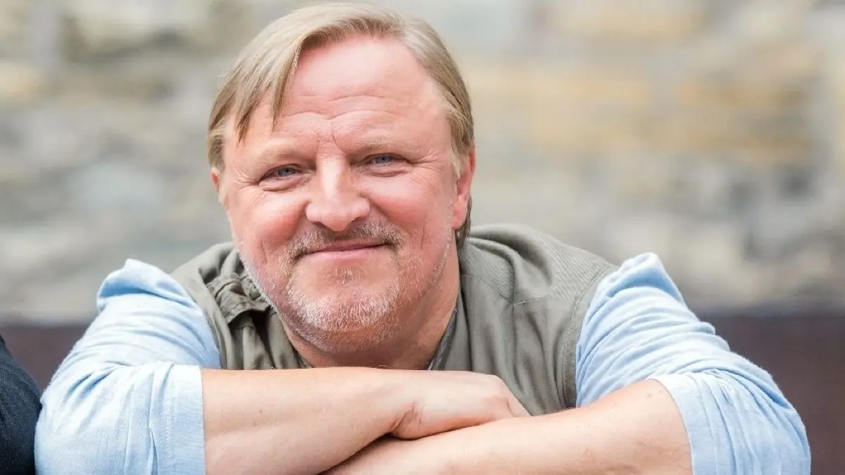 Die Stiftung Schloss Neuhardenberg muss wegen der Corona-Krise ihre Konzert-Pläne ändern. Einige Angebote entfallen. Axel Prahl tritt am 11. September auf.
ARCHIV - 05.07.2017, Nordrhein-Westfalen, Münster: Der Schauspieler Axel Prahl, aufgenommen bei Dreharbeiten zum neuen Tatort. Er fiel früh als guter Musiker auf, wurde aber Schauspieler. In diesem Fach spielt er nun einen der bekanntesten Polizisten der Republik, obwohl er keine Waffen mag. (zu dpa-Porträrt: "Der Kommissar vom Meer - Axel Prahl wird 60 Jahre alt" vom 28.02.2020) Foto: Rolf Vennenbernd/dpa +++ dpa-Bildfunk +++