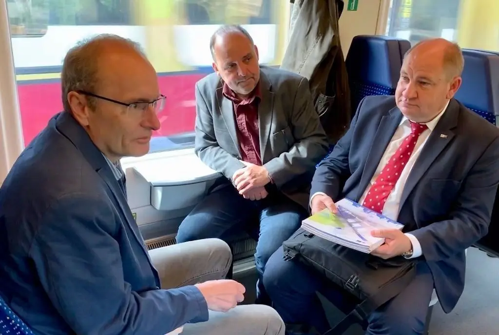 Probleme erläutert: Detlef Woiwode (l.) von der NEB erklärte, wie seine Firma den Ostbahnverkehr betreibt.