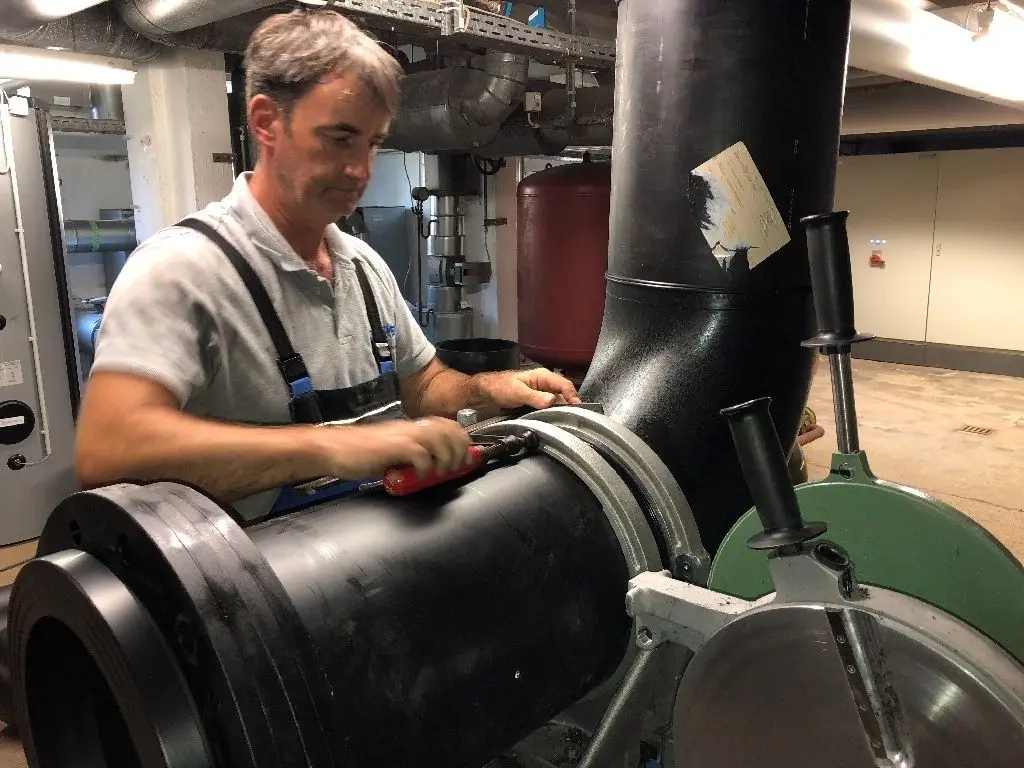 Vorbereitende Arbeiten: Mathias Hantzsch von der Firma Kempe Schwimmbadtechnik aus Markkleeberg (Sachsen) schweißt Rohrteile zusammen. Ab Montag wird für den Austausch der Leitungen das Inselbad geschlossen.