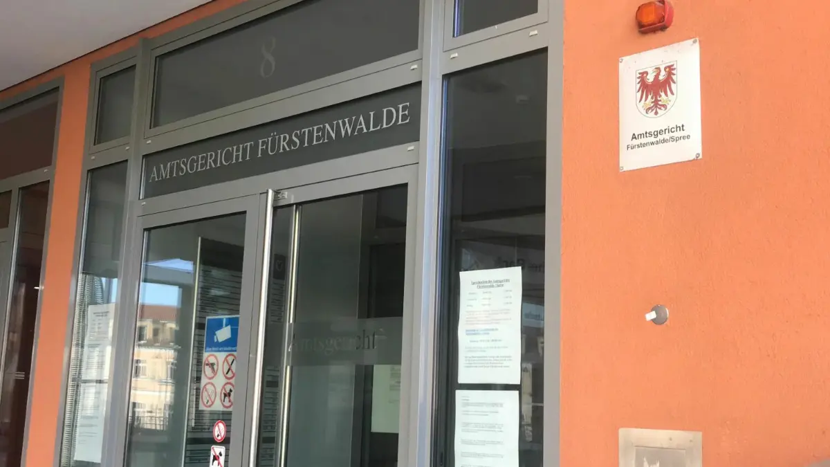 Eine 47-jährige Frau stand in Fürstenwalde vor Gericht: Sie soll zu Unrecht Arbeitslosengeld erhalten haben.
Das Amtsgericht in Fürstenwalde