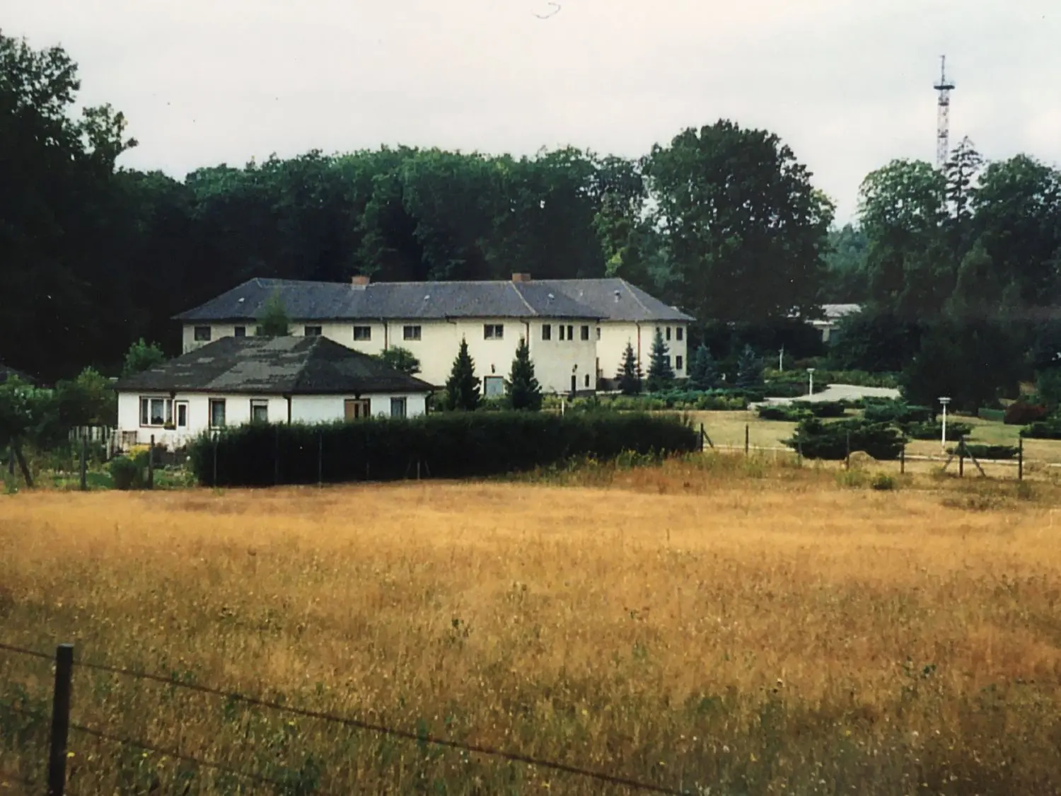 Im Jahr 1991: So sah die Liegenschaft in der ehemaligen Revierförsterei Kobbeln kurz nach der Wende aus. Die Gebäude wurden für die Stasi erbaut.