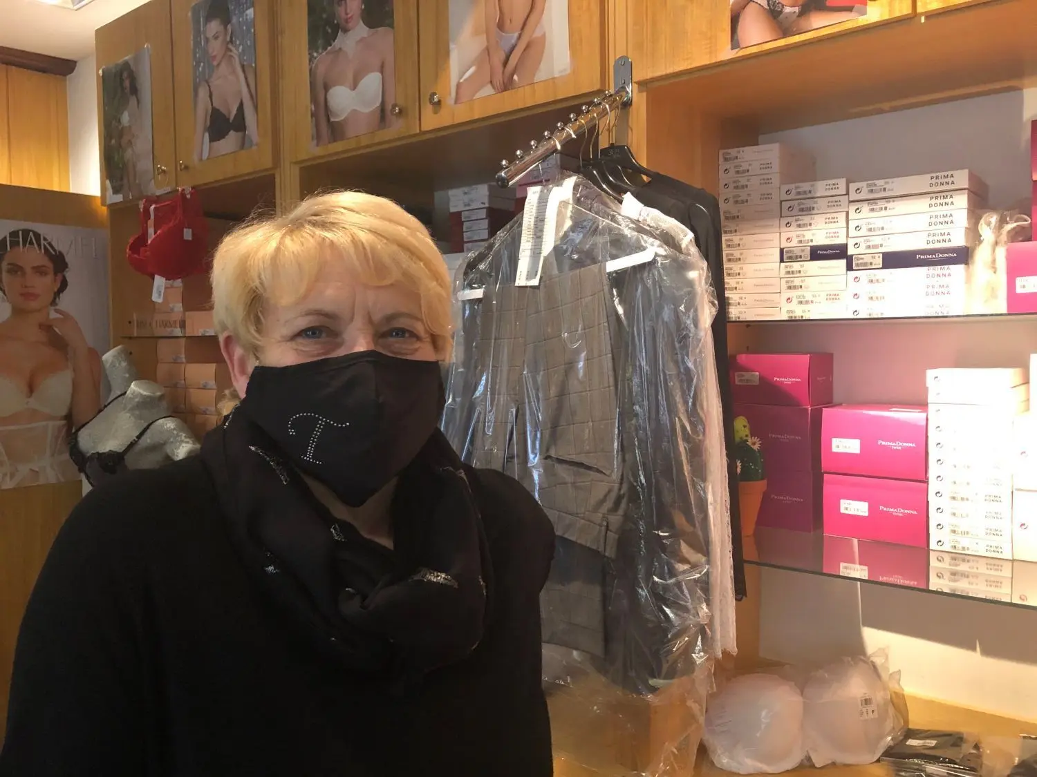 Fühlt sich am wohlsten hinter ihrem Ladentisch: Martina Eichstädt, Inhaberin der Tina Modeboutique in Fürstenwalde, ist komplett in ihrer Lieblingsfarbe gekleidet.