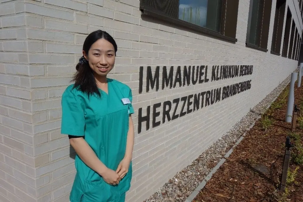 Maki Okamoto vorm Immanuel Klinikum Bernau.