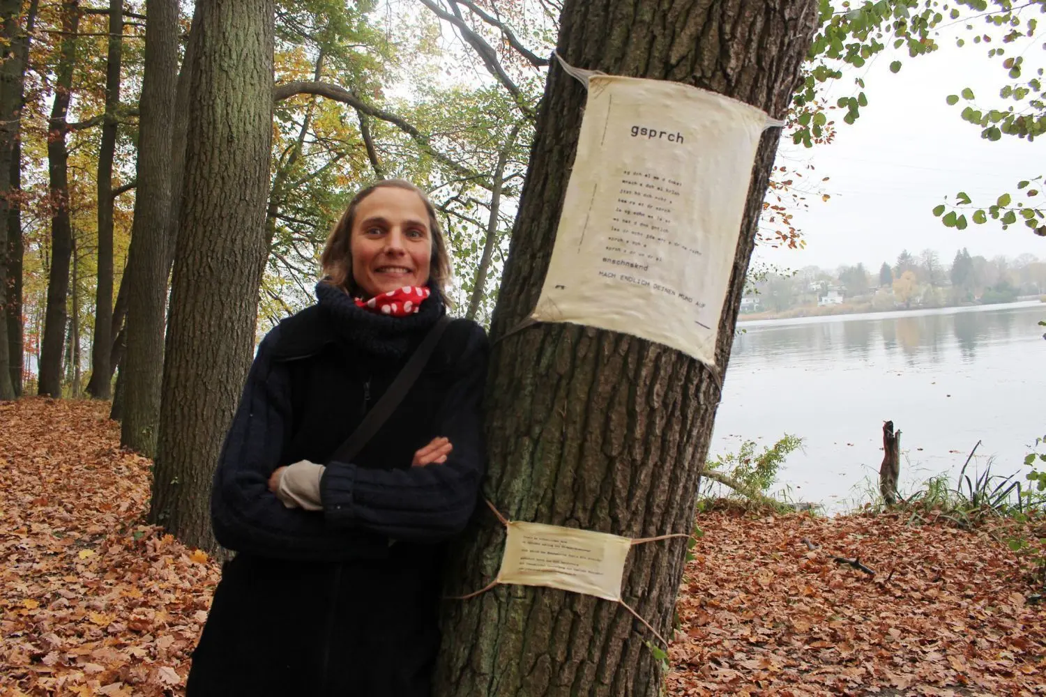 Poesie am öffentlichen Baum: Etta Streicher, Poetry Slammerin und Schauspielerin aus Rüdersdorf, hat in einem aus der Corona-Krise heraus entstandenen Mini-Projekt einige ihrer Gedichte entlang der Abschnitte des 66-Seen-Wegs am Rüdersdorfer Kalksee und am Stienitzsee in Hennickendorf aufgehängt.