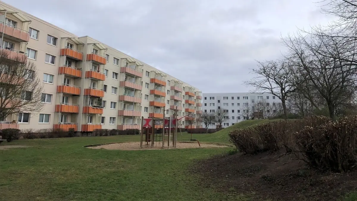 Die DDR-Plattenbausiedlung in der Weststadt von Angermünde wird bei Familien mit Kindern immer beliebter. Die Wohnungsgenossenschaft Uckermark ist Vermieter von über 300 Wohnungen.
Die DDR-Plattenbausiedlung in Angermünde wird bei Familien mit Kindern immer beliebter. Die Wohnungsgenossenschaft Uckermark ist Vermieter von über 300 Wohnungen.