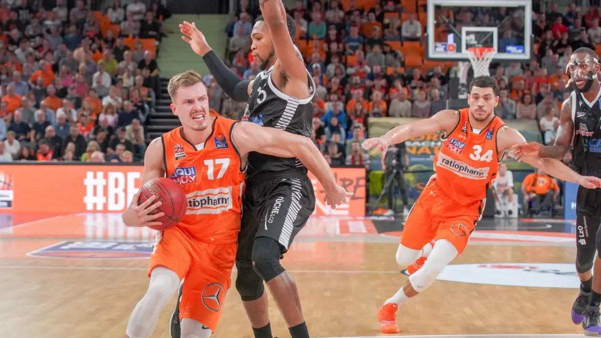 Für Nationalspieler Andreas Obst (l.) und die Ulmer Basketballer soll die Saison weitergehen. Das Ratiopharm-Team gehört zu den zehn Vereinen, die einem dreiwöchigen Turnier einen deutschen Meister ausspielen wollen.
ratiopharm Ulm Basketball 17 ANDREAS OBST