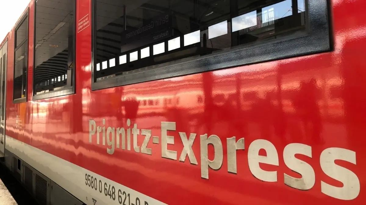 Häufig kommt Reisenden die Bezeichnung Express für den zwischen Neuruppin, Hennigsdorf und Berlin verkehrenden RE6 wie Hohn vor. Im Oktober stehen Reisenden wieder einige harten Tage auf der Schiene bevor.
Prignitz-Exppress
Regionalexpress RE6
Gesundbrunnen Hennigsdorf Kremmen Neuruppin Wittenberge
Deutsche Bahn Bahnhof Zug Strecke
Talent 1 Bombardier