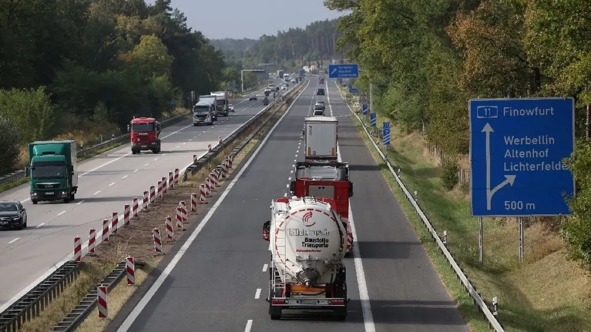 An der Autobahnabfahrt A11 Bernau Nord retteten Polizisten einen Mann, der sich hinter einer Brückenbrüstung befand. (Symbolbild)
Entspannung auf der A11 : Seit Wochenbeginn ist ein sechs Kilometer langes Teilst?ck der A11 zwischen den Anschlussstellen Werbellin und Chorin nach Sanierung f?r den Verkehr freigegeben worden. Zwischen Kilometer 36,5 und 42,4 in Richtung Berlin wurde die Asphaltdeckschicht erneuert. In beiden Richtungen bildeten sich seit dem Baubeginn am 6. August vor allem an den Wochenenden erhebliche Staus, da in jede Richtung nur eine Fahrbahn zur Verf?gung stand. Bis zum 12 Oktober soll auch der zehn Kilometer lange Abschnitt zwischen Lanke und Finowfurt wieder f?r den Verkehr freigegeben werden. Auch hier mussten die Autofahrer seit dem Beginn der Bauarbeiten sehr geduldig sein, um die Baustelle zu passieren.