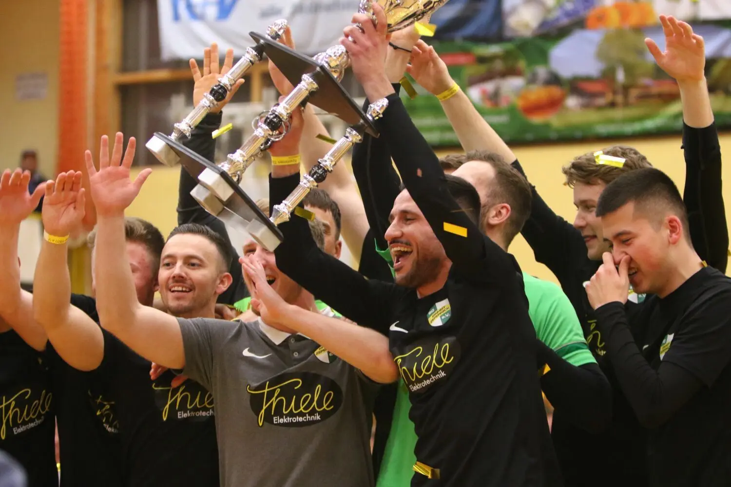Nächster Titel: Einheit Zepernick streckte den Pokal beim R+V-Hallenmasters des FC Kremmen in die Höhe.