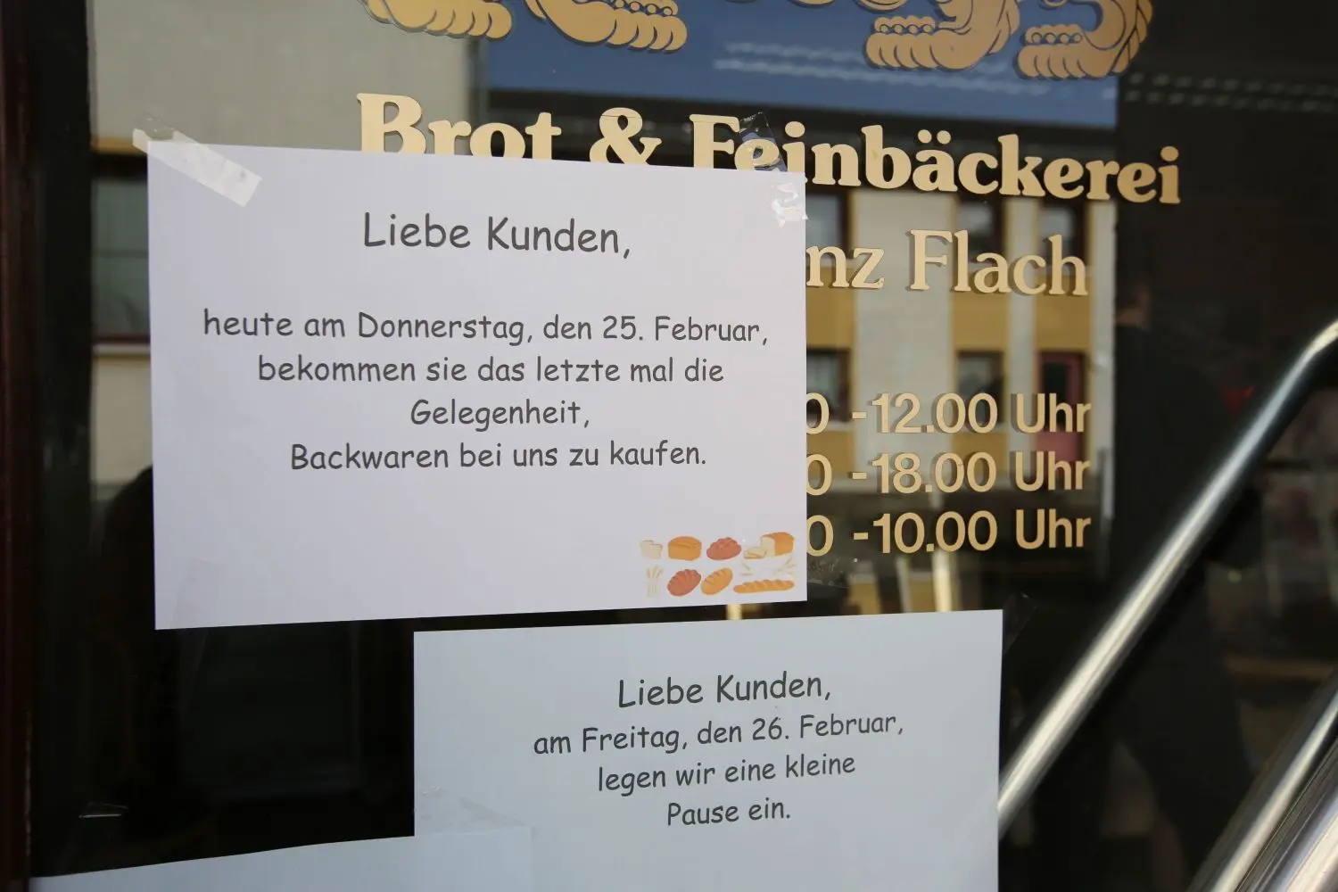 Traurige Nachricht an der Tür: Am Donnerstag gingen die letzten Backwaren in Niederfinow über den Ladentisch.