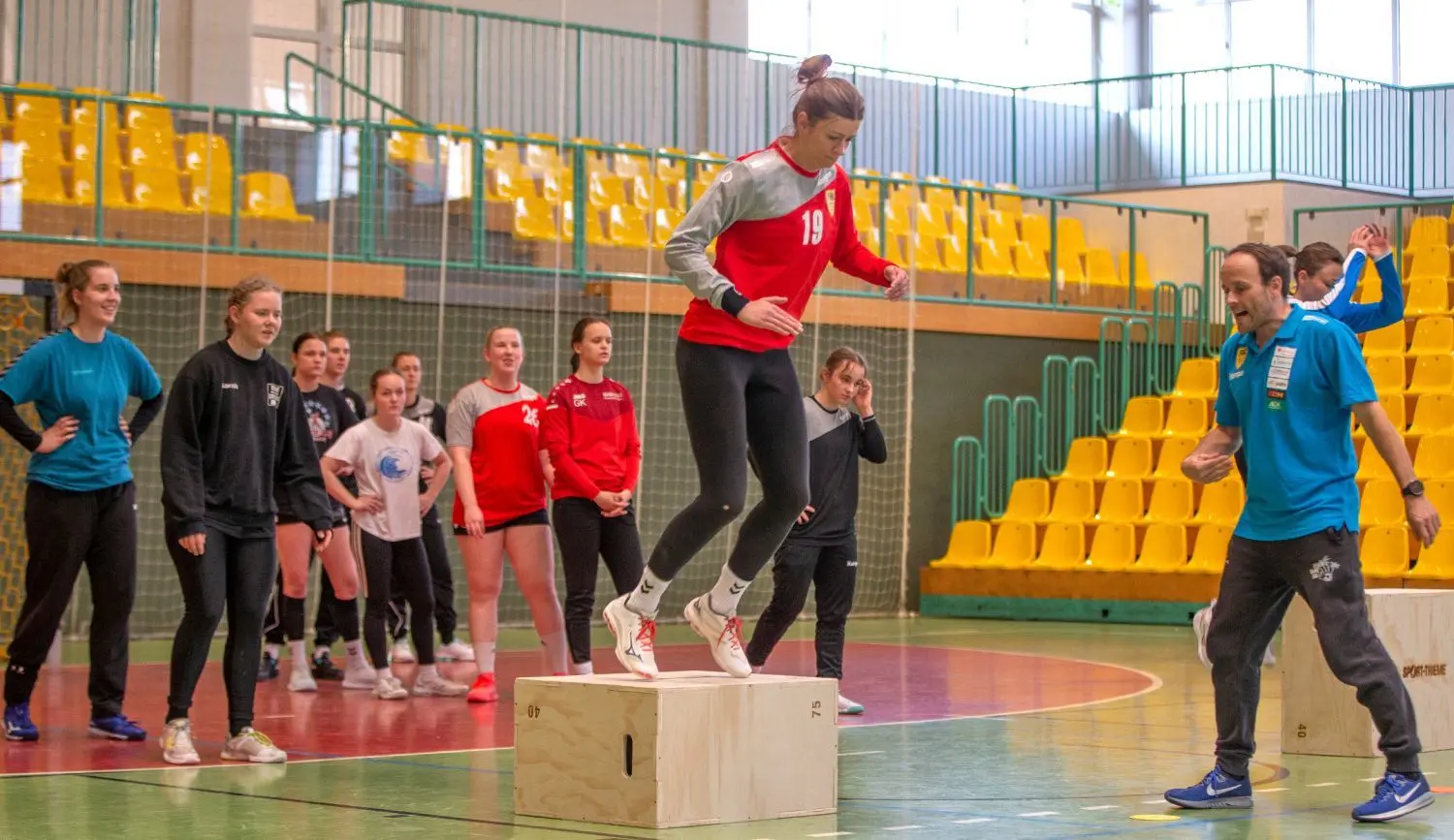Trainer Torsten Feickert bringt die Spielerinnen des Handball-Drittligisten Frankfurter HC beim Training in dieser Woche in Form. Die Partie gegen den ESV Regensburg am Sonntag ist das erste Spiel für den FHC seit Oktober 2020.