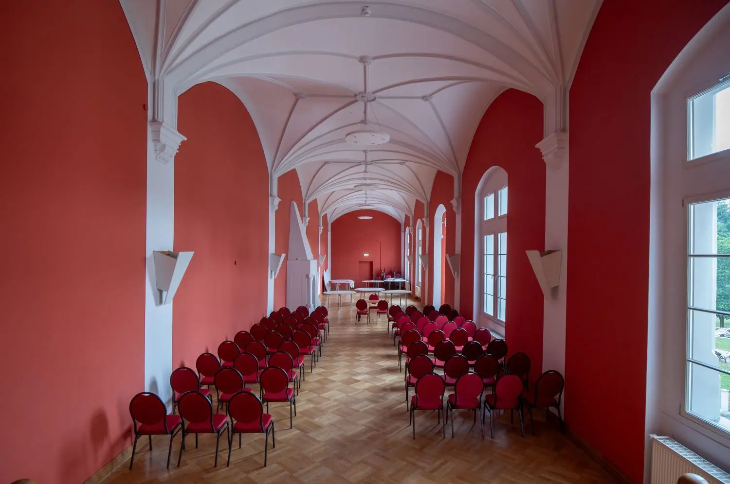 Die wertvolle Bücherbestand der Bibliothek ging verloren, heute sind Konzerte im Bibliotheksflügel zu erleben.