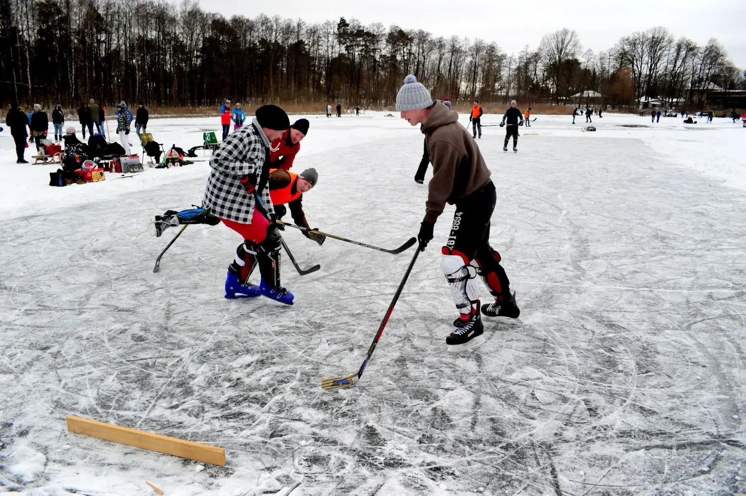 Trubel am Gorinsee: Eishockeyspieler aus Eisenhüttenstadt sind zu Gast