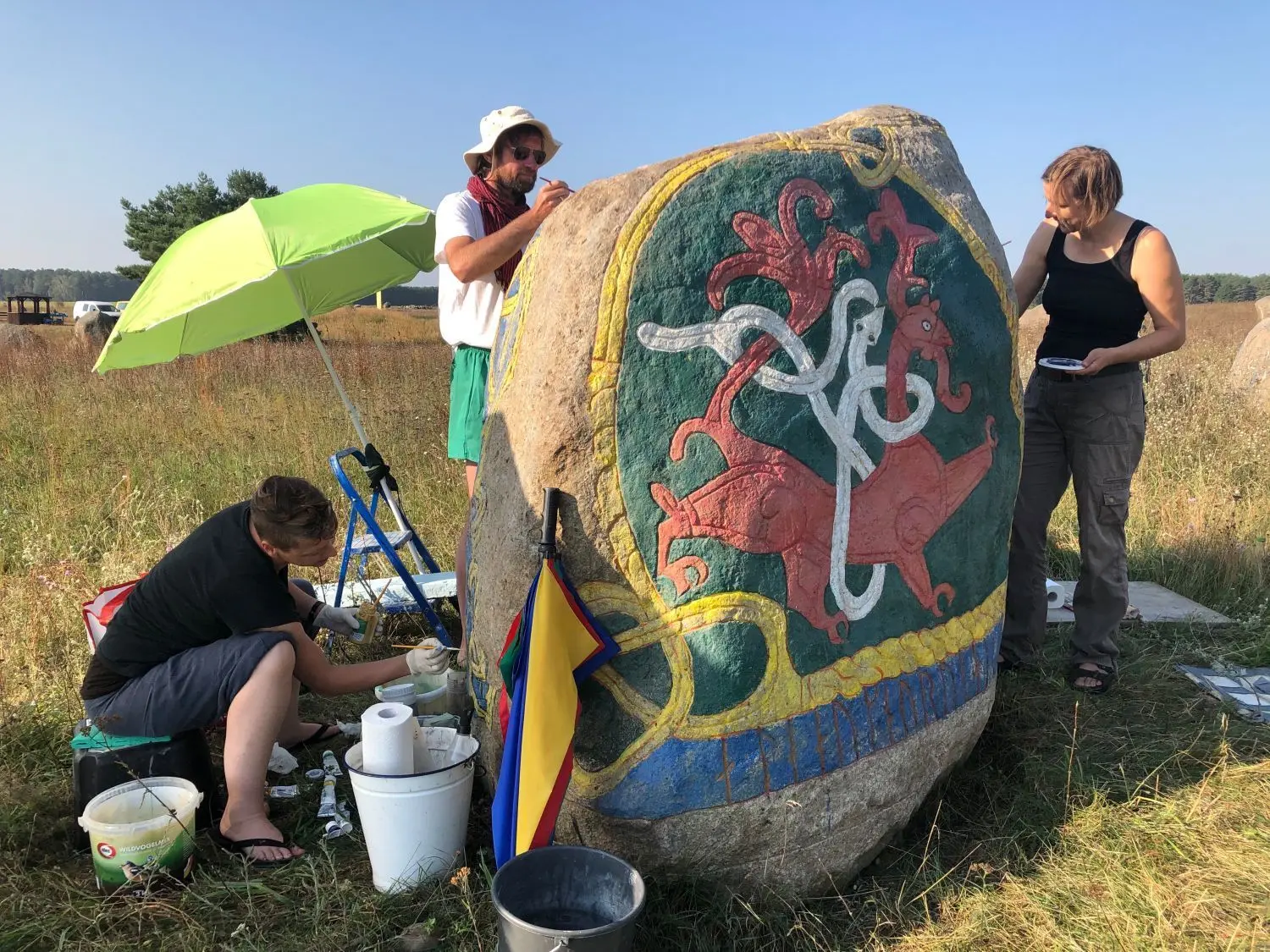 Bei der Arbeit: Caroline Kloth, Dirk Zacharias und Anke Höchel restaurieren „Blauzahn“ im Findlingspark Henzendorf.
