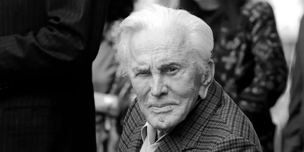 Er war einer der letzten Stars des klassischen Hollywood-Kinos: Kirk Douglas (1916–2020) bei einer Preisverleihung in Los Angeles auf dem Walk of Fame.