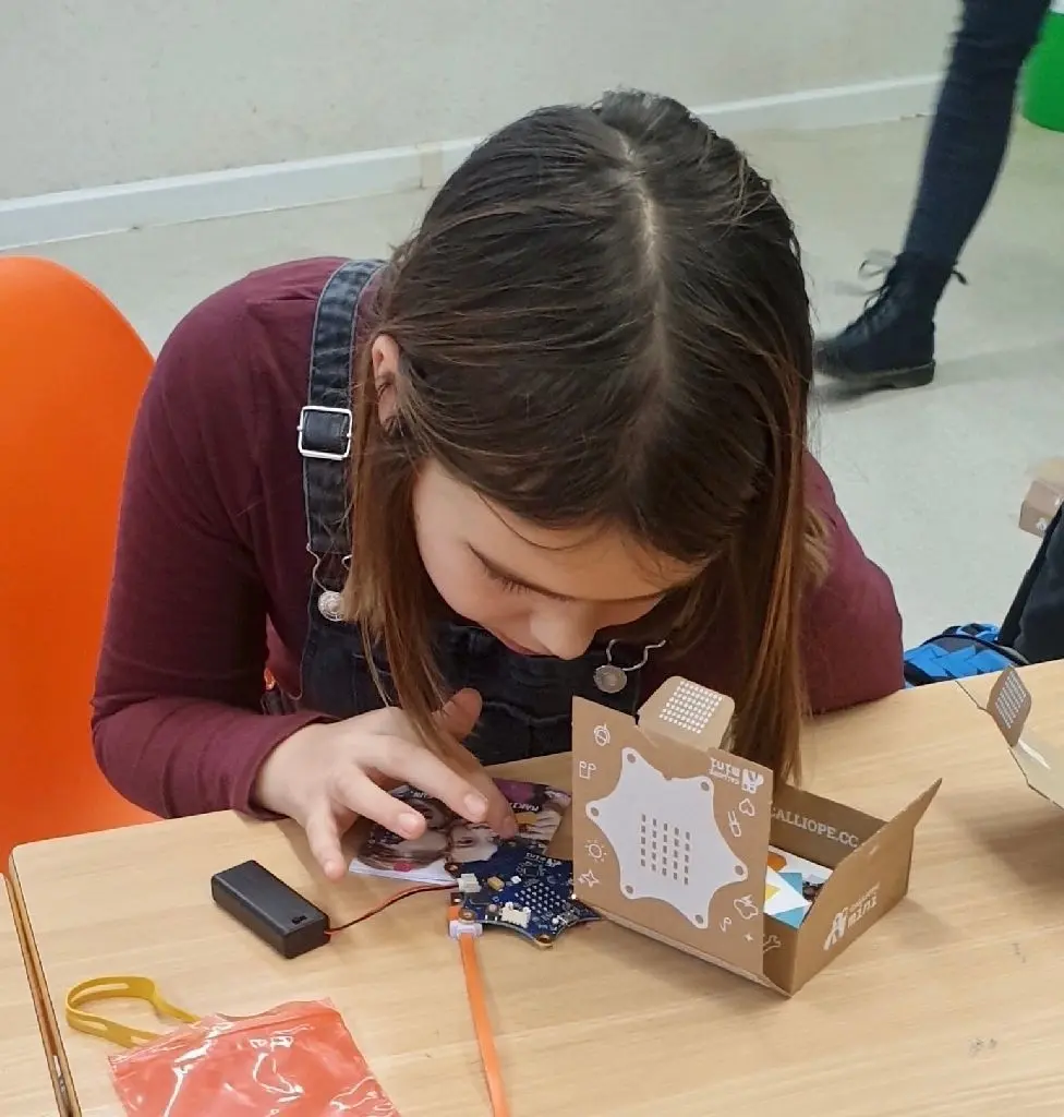 Mit großem Interesse widmen sich die Grundschüler den Mini-Computern.