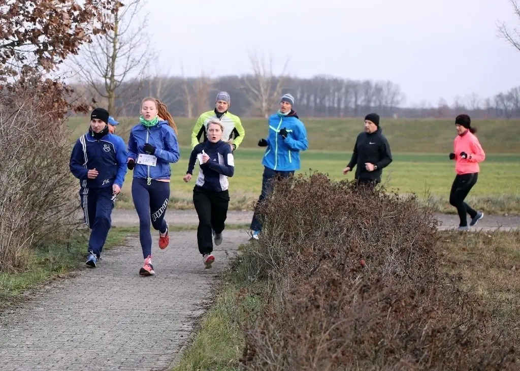 Biegen auf den schmalen Weg in Richtung Ziel ein: einige recht weit vorn einlaufende Starter