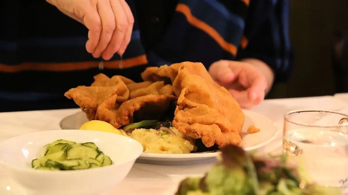Riesengroß, goldbraun und knusprig – schmeckt das Wiener Schnitzel im Ratskeller Birkenwerder so wie es aussieht?
Wiener Schnitzel im Ratskeller Birkenwerder