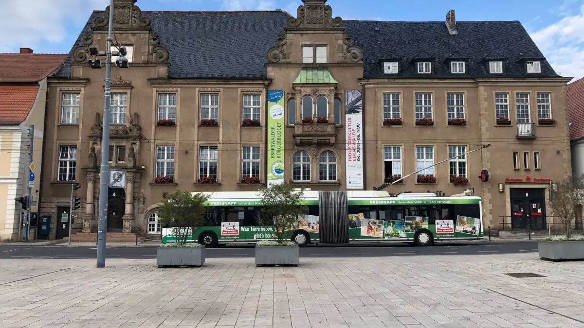 Eberswalder Rathaus: Die Daten der Verkehrsmessung wurden ausgewertet. Das Ergebnis: Keine Tempo-30-Zone in der Poratzstraße.
Obus vor dem Eberswalder Rathaus