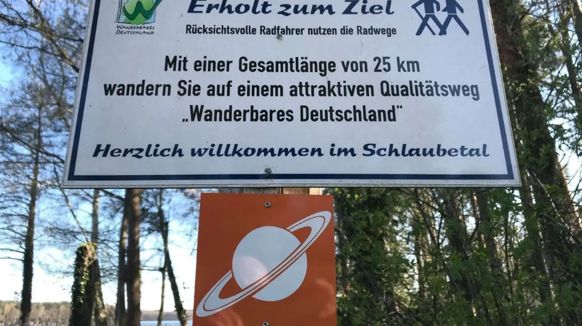 Hier geht es zu den Planeten: Das Symbol des Saturn zeigt auch auf dem Schlaubetal-Wanderweg an, wo sich der Planetenweg befindet.
Müllrose. Planetenweg. Hinweisschild Westufer Großer Müllroser See. 27.04.2021. Foto: Frank Groneberg
Einverständnis für Veröffentlichung wurde mündlich erteilt.