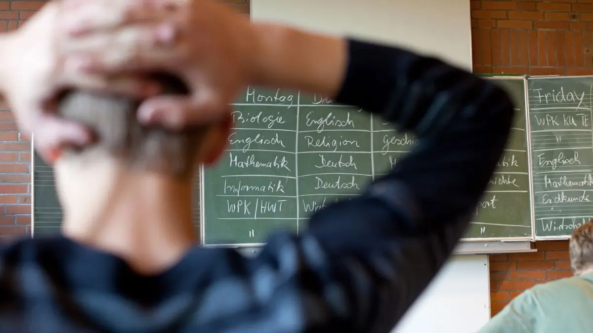Überfordert die verkürzte Gymnasialzeit die Lernenden? In Baden-Württemberg fordern Eltern die Wiedereinführung von neun Jahren Gymnasium.
Zum Themendienst-Bericht "Schule/Jugend/Psychologie/Gesundheit/Ratgeber/KORR/" von Sascha Rettig vom 3. März: Wie soll ich das nur schaffen? In der Mittel- und Oberstufe wächst der Schulstoff vielen über den Kopf. (Archivbild vom 22.09.2009 - Die Veröffentlichung ist für dpa-Themendienst-Bezieher honorarfrei. Quellenhinweis: "Friso Gentsch/dpa/tmn".)