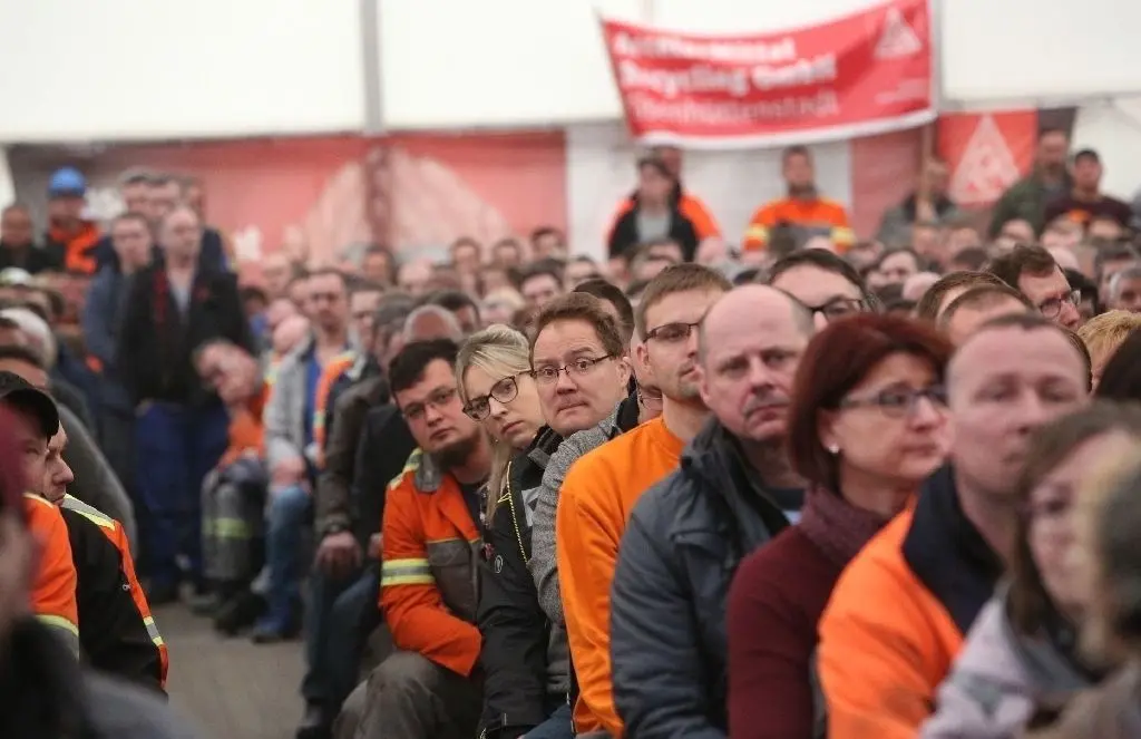 Warten auf Antworten: Die Plätze im Zelt für die Betriebsversammlung bei ArcelorMittal Eisenhüttenstadt haben am Freitag nicht ausgereicht. Etwa 1800 Beschäftigte waren vor Ort.