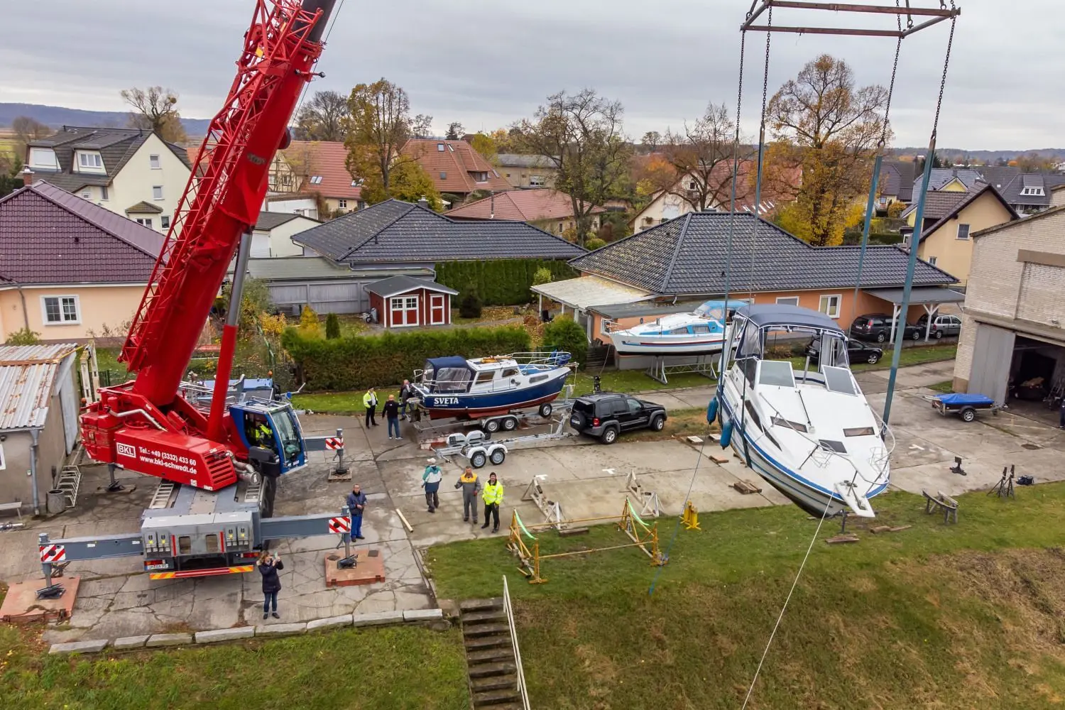 Damit die Boote auch im nächsten Jahr wieder einwandfrei funktionieren, werden sie zum Saisonabschluss aus dem Wasser geholt.