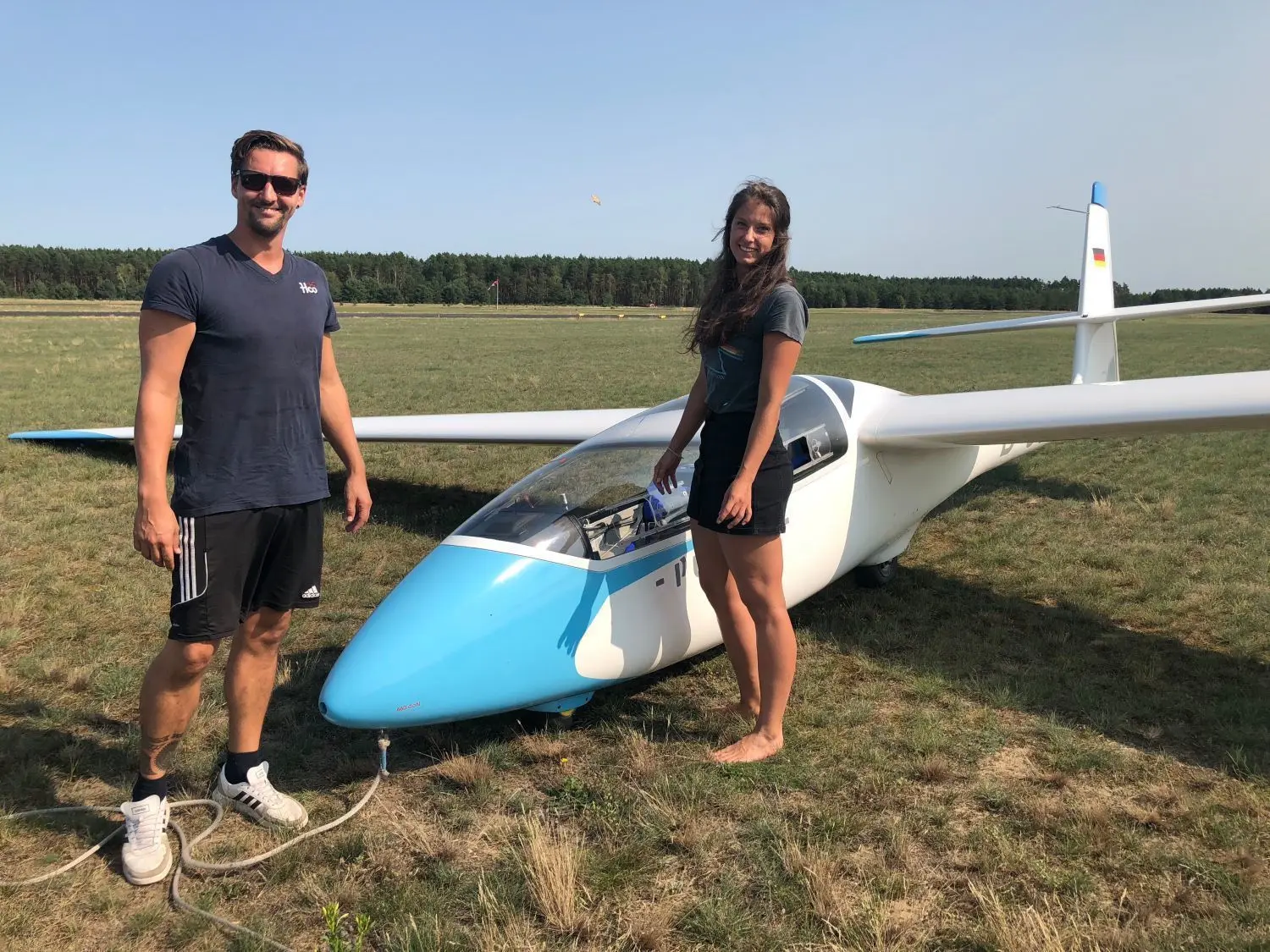Echte Teamarbeit: Sebastian Bode und Jessica Knespel bereiten einen Segelflieger auf den Start vor.