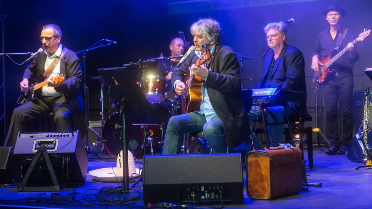 Bernd Spickenagel (in der Bildmitte am Mikro) von The Murmeltears beim MOZ-Talk Mitte September, einer der wenigen Auftritte der Band im Jahr 2021.
Ein toller Moz Talk am 15.09.