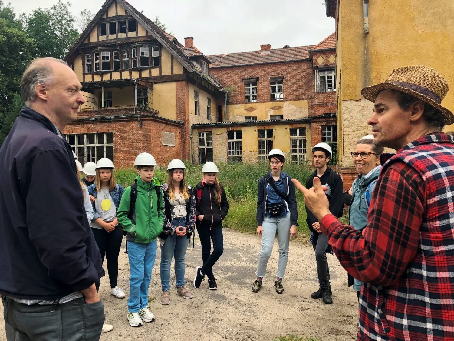 Bernhard Hanke vom Verein Kids Globe ist Verwalter der Lungenheilstätte. Regelmäßig hat er Besuchergruppen, wie hier Schüler der Torhorstschule, über das Gelände geführt.